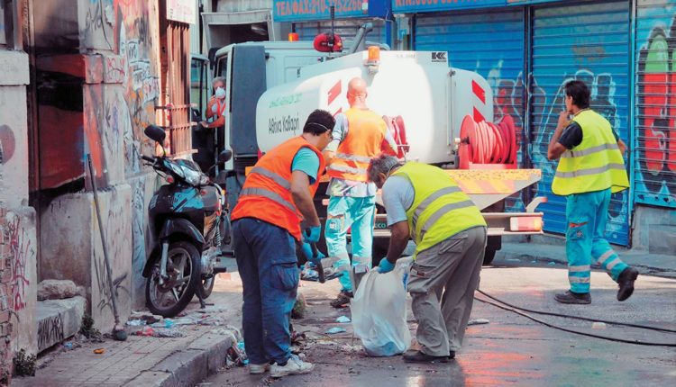 Δήμος Αθηναίων: Εργαζόμενοι καθαρίζουν περιοχή της Αθήνας