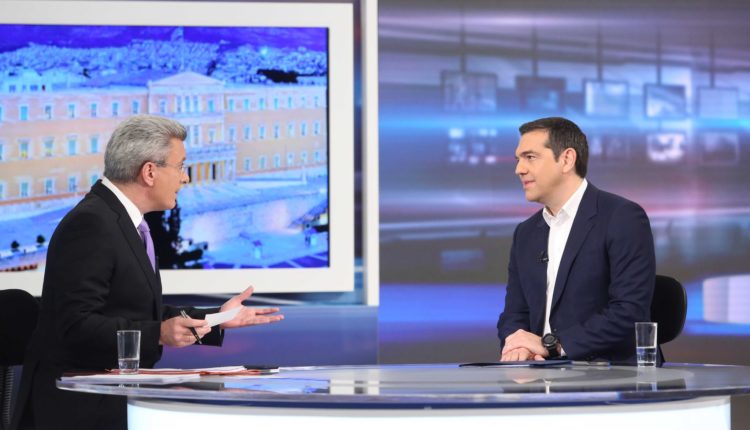 Ο πρόεδρος του ΣΥΡΙΖΑ κατά τη διάρκεια της συνέντευξης του στον Νίκο Χατζηνικολάου