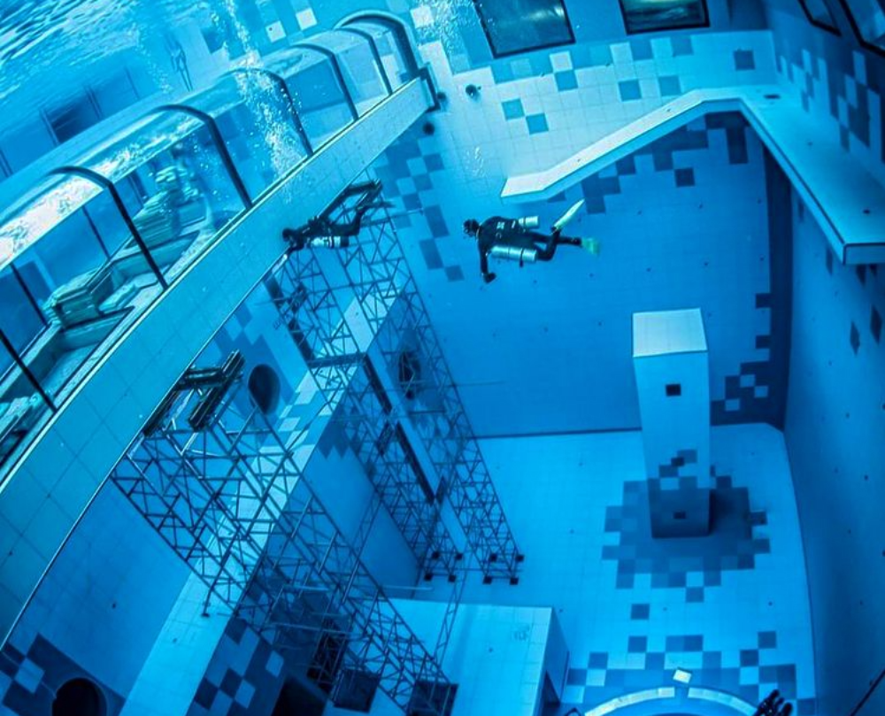 Максимальная глубина бассейн. Самый глубокий бассейн в мире 100 метров глубиной. Самый глубокий бассейн в мире в Дубае. Бассейн в Дубае 60 метров глубиной. Глубоководный бассейн в Дубае.